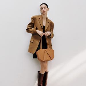 [정상가 360,000원] LYV 숄더 백 (Brown)