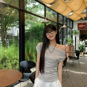 TEMU 여성용 섹시한 오프숄더 슬랜트 숄더 티셔츠 - 블랙 & 화이트 슬림핏 반팔 탑, 통기성 중간 신축성 원단, 세탁기 사용 가능한 여름 캐주얼 시크 상의, 카페 데이트 나이트 드레스, 품질 좋은 디자인