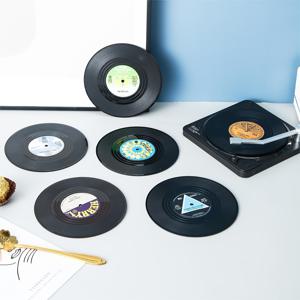 TEMU 6pcs 레트로 비닐 레코드 코스터 세트 스탠드 포함 - 커피와 티컵을 위한 내열성 플라스틱 CD 모양의 마트 세트, 가정 장식, 바, 카페, 호텔, 상업 공간에 적합합니다. 가정용품, 가구, 홈 데코, 바, 카페, 호텔, 상업 공간, 크리스마스, 할로윈, 추수감사절, 생일, 결혼식 선물에 이상적입니다.