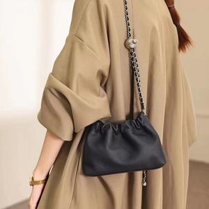 바이크 오토바이잡화 클라우드 백 2025 작은 황금 공 체인 여성 가방 사각형 Pleated 한 어깨 Crossbody