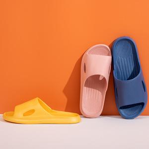 2022 새로운 가정용 슬리퍼 여성 여름 미끄럼 방지 스테핑 똥 느낌 가정용 샌들과 슬리퍼 커플 욕실 슬리퍼