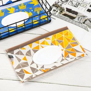 1pcs 귀여운 야외 아기 제품 스냅 스트랩 휴대용 플립 커버 티슈 상자 화장품 주머니 유모차 액세서리 젖은 물티슈 가방