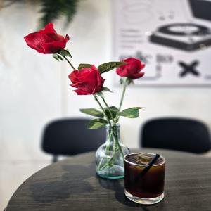 다크레드 장미꽃 한송이 인테리어조화