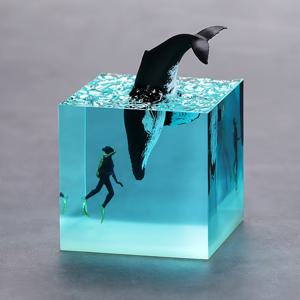 TEMU 미니어처 바다 고래 수지 조각상 - 다이버와 함께하는 해저 장면, 집이나 사무실 책상용 블루 어쿠아리움 데코, 홈 액센트 피스 | 현대적인 미학 | 품질의 공예, 고래 장식
