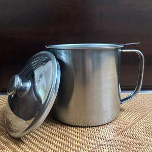 TEMU 1pc 스테인레스 스틸 기름 보관기와 스트레이너 - 뚜껑이 있는 43.96oz 오일 보관용기, 안전한 분출 핸들, 주방 오일 필터링 및 보관 액세서리, 요리용 오일 관리에 이상적, 주방 가제트, 크리스마스 선물 아이디어