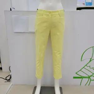 모다남양주 여성  사이드시보리 밑단 트임 일자핏 바지 MNW2LP0121GN