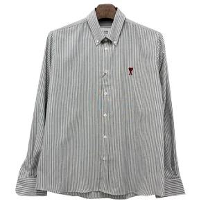 [명품] 25SS 아미 하트 로고 버튼 다운 스트라이프 코튼 옥스포 (BFUSH063CO0087039)