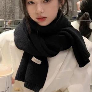 가볍고 베이세련직한 여성용 데일리 무지 머플러