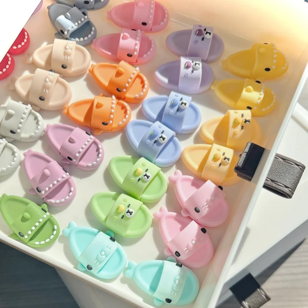 (신발만) 17cm Labubu 액세서리 신발 인형은 상어 슬리퍼를 신을 수 있습니다. 놀이 시간을 위한 재미있고 세련된 캐주얼 신발