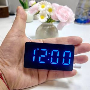 7*4cm 디지털 알람 시계 TEMP 날짜 3 알람 전원 끄기 메모리 테이블 시계 USB 전원 항상 켜짐 12/24H 야간 모드 LED 시계