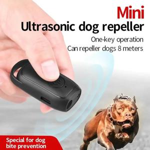 휴대용 초음파 개 짖는 제어 트레이너 LED 조명으로 장거리 USB 충전식 야외 짖는 방지 장치