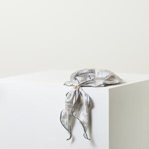 [선물포장] Toile de Jouy 블루 삼각링 러플 실크 스카프 [링포함] HISC5F332B1