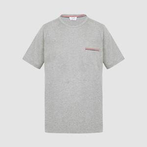 톰브라운 MJS010A 01454 055 삼선 라이닝 포켓 저지 라운드 라이트그레이 남성 반팔