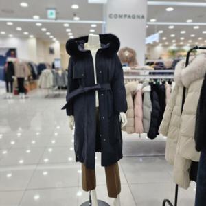 [꼼빠니아]폭스퍼 후드 벨티드 덕다운 트렌치코트 CAEW1-WIH230_