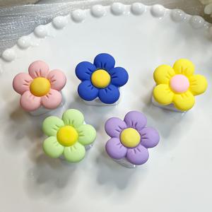 TEMU 5개 세트 귀여운 만화 꽃과 자석 케이블 정리기, 플라스틱, 가벼운, 범용 휴일 데스크탑 데이터 케이블 관리, 쉽게 적용할 수 있는, 전기 필요 없음, 3.2 Cu Ft 이하 저장 용량, 27인치 이하 높이