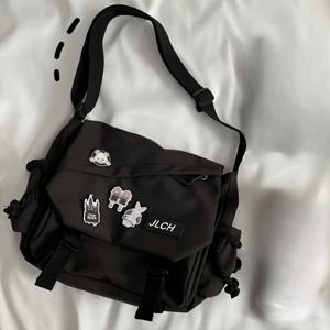 TEMU 1pc 스트리트 패션 캐주얼 대용량 숄더 메신저 백, 레트로 작업복 메신저 백, 캐주얼 다용도 숄더 백 (4개徽章 포함) 하라주쿠 작업복 백, 남성과 여성 모두에게 적합