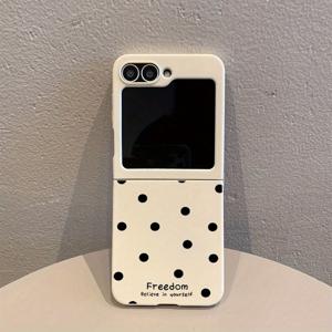 TEMU 5238 블랙 폴카 도트 TPU 접이식 풀 보호 핸드폰 케이스, 삼성 갤럭시 Z 플립 6, Z 플립 5, Z 플립 4, Z 플립 3 5G용 밝은 흰색 색상. 이 TPU 케이스는 삼성 갤럭시용으로 설계되어, 전체 보호, 슬림하고 가벼운 디자인, 스크래치에 저항하는 강력한 쉘을 제공합니다.|핸드폰케이스