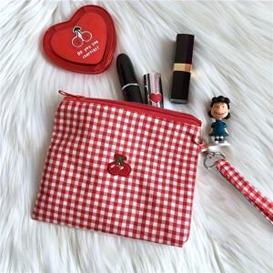 TEMU 우아한 자수 체리 화장품 가방 - 레드 & 화이트 격자 무늬 대용량 메이크업 정리함, 립스틱, 생리대 및 필수품을 위한 내구성 있는 폴리에스터 휴대용 파우치, 안전 지퍼 포켓, 클래식 자수 디자인, 고품질 자수, 금속 클립 보안, 빈티지 미학, 튼튼한 구조, 뷰티 애호가를 위한