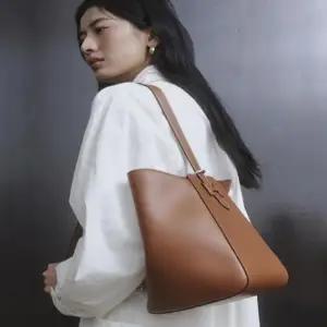 갤러리아 헤지스핸드백 HIBA5F317W2 [H-EDGE BAG] 엣지백시그니처H브라운레더숄더