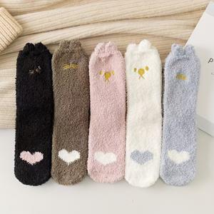 TEMU 5 켤레의 아늑한 산호 양털 만화 고양이 발바닥 무늬가 새겨진 잠옷 양말, 두껍고 따뜻한 플러시 실내 슬리퍼, 폴리에스터 95%, 스판덱스 5%, 니트 제작, 손세탁 가능