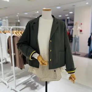 [대구백화점] [스테파니]테잎 배색 숏 카라 자켓(A25JK5306)