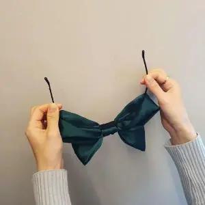 머리띠 헤어 왕리본 다크그린 스타일링