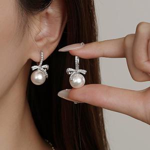 카티온 펄 큐빅 리본 귀걸이