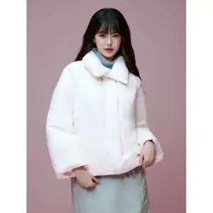 아이더 EIDER La Belle (라벨르) 여성 캐시미어 숏 코트 다운 자켓_Cream DWW25560W6 237319