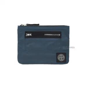 [라벨루쏘]  FW25 남성 로고 패치 지퍼 파우치 K2S159500004 S0251 V0057