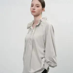 WOMAN 루즈핏 프릴 카라 블라우스 [3COL] / WBE3L03504