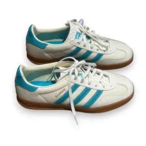 아디다스 오리지널스 GAZELLE 실내 로우탑 스케이트보드 신발 남녀공용 화이트 블루 GAZELLE INDOOR JI2583