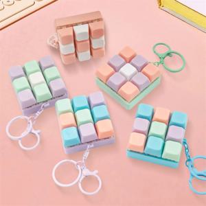 1PC 키보드 Fidget 장난감 Fidget 감압 키 체인 버튼 스트레스를 완화하고 시간을 보내기위한 성인을위한 Fidget 선물