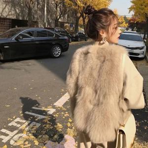 짧고 두꺼운 인조 모피 조끼 여성용 민소매 라운드 넥 조끼 여우털 코팅 가벼운 성숙한 스타일 여름 신상품