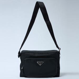 25 FW 프라다 시그니처 트라이앵글 메탈 로고 리나일론 스몰 숄더백 블랙 2VH190 2DMH F0002