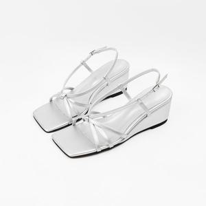 [신난다슈]여성 슬링백 샌들 힐 5cm 여자 웨지 힐 뮬 샌들 발편한 통굽 NF255221 실버