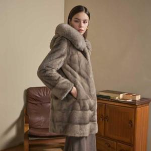 [정가 1,390,000원][유로모피]사가폭스퍼 트리밍 휘메일 풀스킨 밍크 롱코트