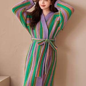 TEMU 여성용 우아한 가운 - 부드러운 긴팔, 허리 묶음 디자인, 그린 & 퍼플 컬러 블록, V넥 라운지웨어, 홈/스파/정장용 겨울 잠옷, 편안한 플러시 소재, 스타일리시 라운지웨어, 성인용 잠옷