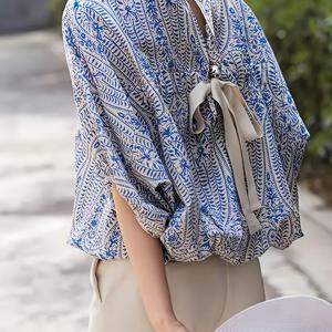 TEMU 여성용 우아한 블루 & 화이트 플로랄 프린트 박쥐 소매 블라우스 - 루즈핏 라운드 넥 셔츠, 리본 디테일, 봄 여름 가을 캐주얼 아웃팅용 세탁기 사용 가능한 경량 탑, 통풍 원단, 트렌디한 여성용 스타일리시 셔츠