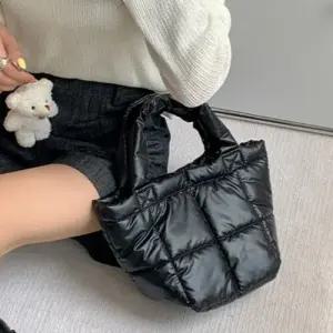 [당일출고] 화이트/FREE 퀼팅 패딩백 미니백 토트백 B_YW343