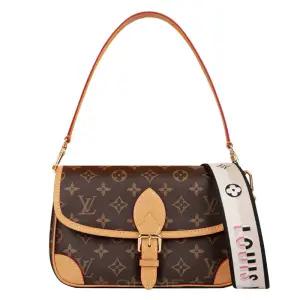 (당일출고)(쇼핑백포함) 백 크로스 다이앤 모노그램 브라운