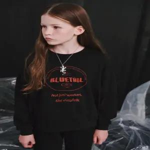 [대구백화점] [블루테일] 심볼 그래픽 블랙 맨투맨(AZG8TS05BK)