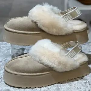 [AK플라자] [어그] 25F/W 여성 펀케트 플랫폼 샌들 1665303529 머스터드시드