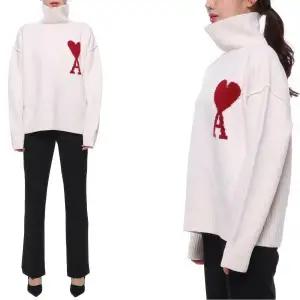 [아미](마산점) 23FW 여성 하트 로고 터틀넥 니트 (BFUKS406 018 154 W 23F)