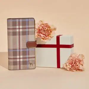 [헤지스](대구신세계)베이지 체크 가죽 핸드폰 다이어리 케이스 HIHO5E324I3