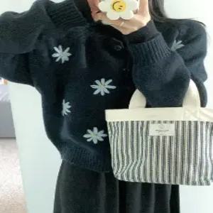 코스코스 도톰 플라워 자수 니트 가디건 (2color)