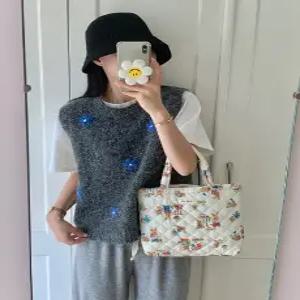 로벨리아 자수 니트 조끼 (3color)