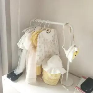 메네 철제 미니 아기옷행거 키즈 미니 튼튼 이동식 선반 소품 어린이집 유치원