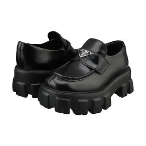 25FW 삼각 로고 브러쉬드 레더 모노리스 로퍼 블랙 1D649M B4L F0002