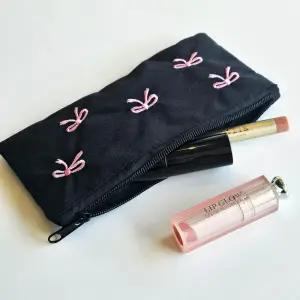자수 리본 패브릭 슬림 파우치
