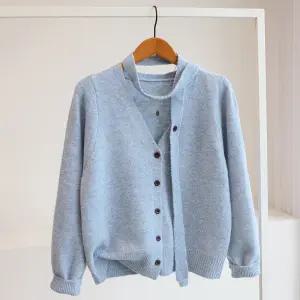 [잇수다] 란큐스 버튼 루즈핏 브이넥 니트 가디건(타이세트)